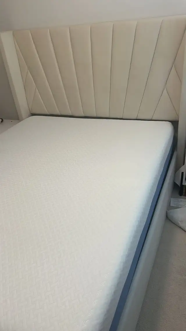 Gently Used bed and mattress available in Excellent condition in Beds & Mattresses in Burnaby/New Westminster - Image 4