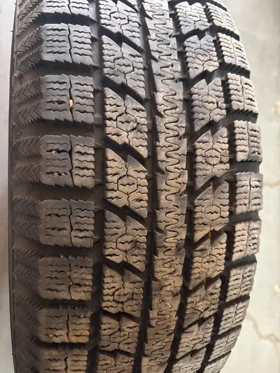 4 pneus d'hiver P215/65/16 98T Toyo Observe GSi5 19.5% d'usure, mesure 10-10-10-9/32 215/65/16, P215...