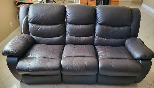 Couch leatherette  in Couches & Futons in Markham / York Region - Image 2
