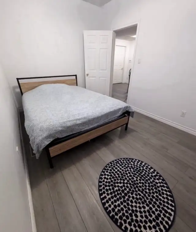 Roommate/Student North York private room two female