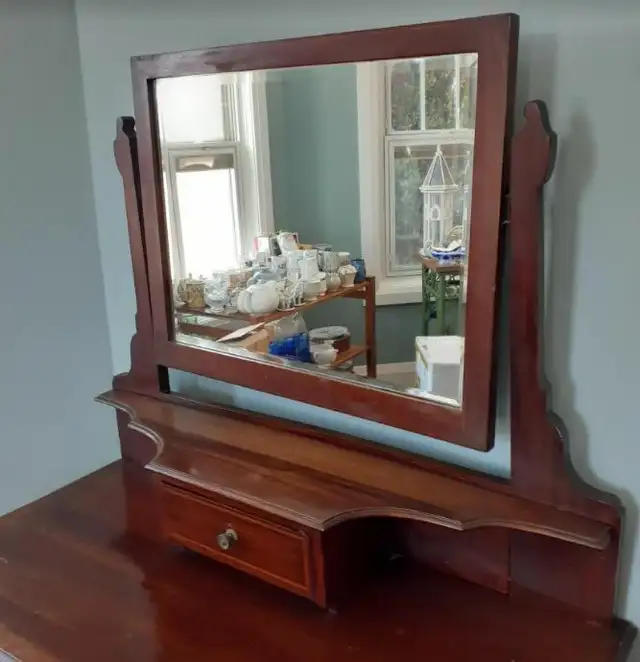 Vintage solid wood dresser dressing table with mirror in Dressers & Wardrobes in Markham / York Region - Image 4