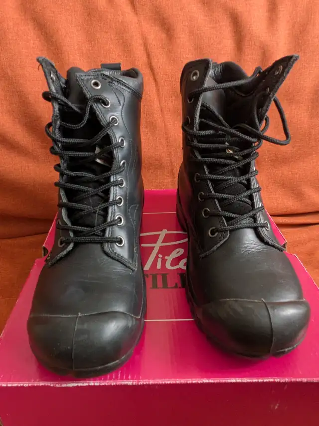 Bottes de travail -femme/ Working shoes -women in Women's - Shoes in Longueuil / South Shore - Image 4