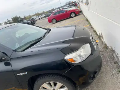 Toyota highlander hybrid 2008 sell as "As is" has a crack on the windshield. Location North york.
