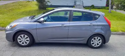 This pre-owned, grey Hyundai Accent is a practical 4-door hatchback featuring a fuel-efficient engin...
