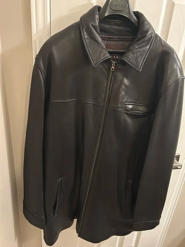 Danier Leather Jacket in Men's in Oakville / Halton Region - Image 3