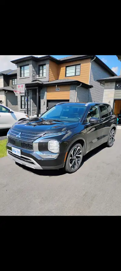 2022 Mitsubishi Outlander SE with 115000kms, new all season tires, barely used winter tires on rims...
