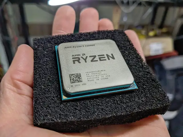 AMD RYZEN 3 3200GE 3.3 - 3.8 GHz YD3200C6M4MFH AM4 CPU Processor in System Components in Oshawa / Durham Region - Image 2