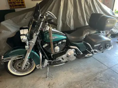 This Road King Classic combines a blend of vintage styling while offering choices for sport riding a...