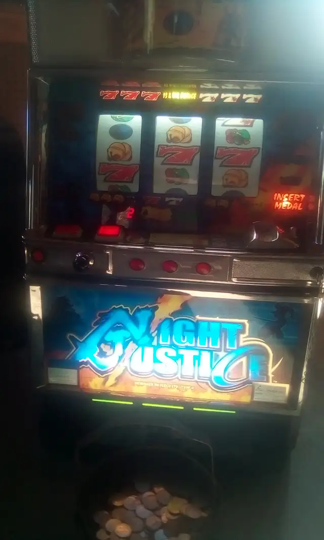 Slot machine in Toys & Games in Belleville - Image 5