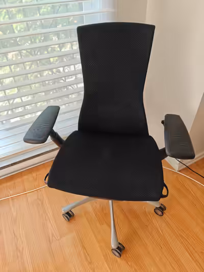 Une chaise Embody par Herman Miller. Elle a pas mal servis, mais n'a aucun dommage particulier. An E...