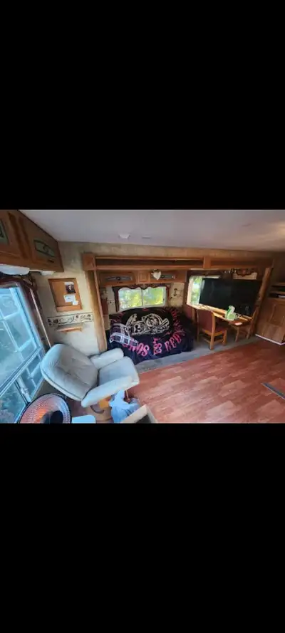 30ft Jayco eagle 2008 New renos flooring. One master slide, comes with all the cords and camping stu...