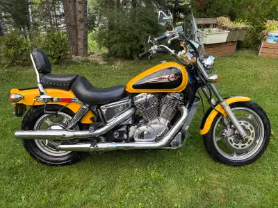Honda Shadow VT110 1099cc 1997 à vendre. En bon état . Siège neuf, pneus et huiles (moteur et transm...