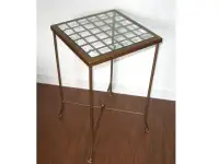 Vintage table d'appoint en métal avec plateau en verre biseauté