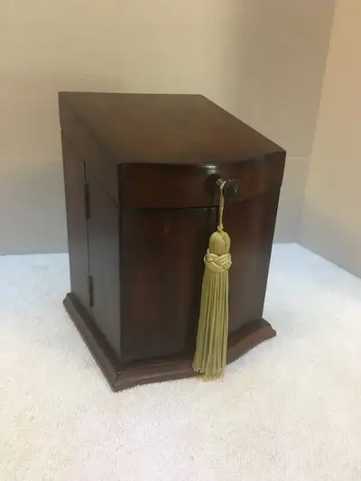 This very unique jewellery box is in wonderful vintage condition, edging is clean and crisp, wood su...
