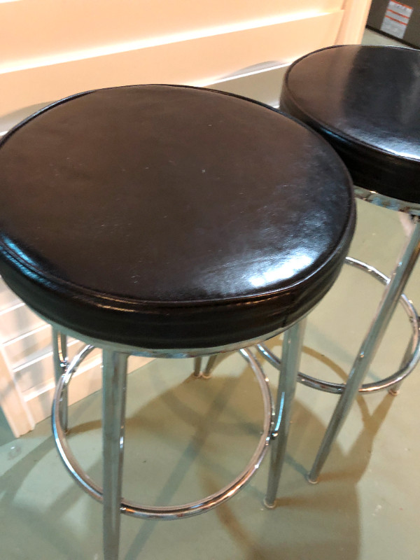 Torin® - Black Swivel Bar Stool in Chairs & Recliners in Markham / York Region - Image 3