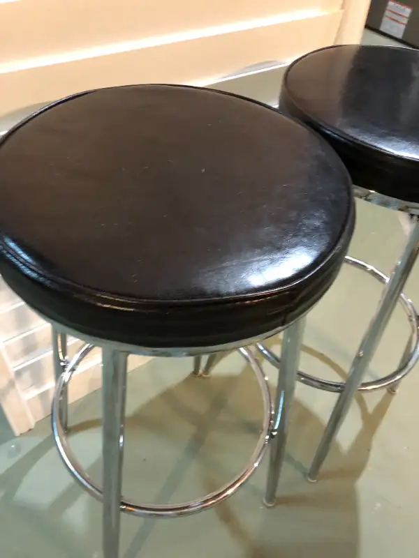 Torin® - Black Swivel Bar Stool in Chairs & Recliners in Markham / York Region - Image 4