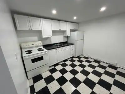 139E Montreal Road BACHELOR $1295.00/ALL IN AVAILABLE MAY 1ST BACHELOR RECENTLY RENOVATED AND FRESHL...
