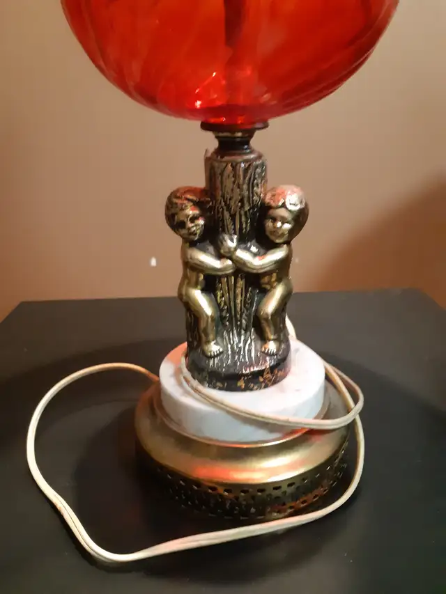 vintage table lamp in Indoor Lighting & Fans in West Island - Image 2