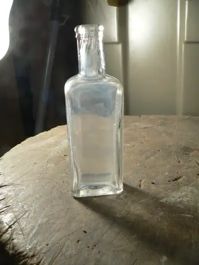 plusieurs bouteilles antique d'apothicaire a différent prix, View more