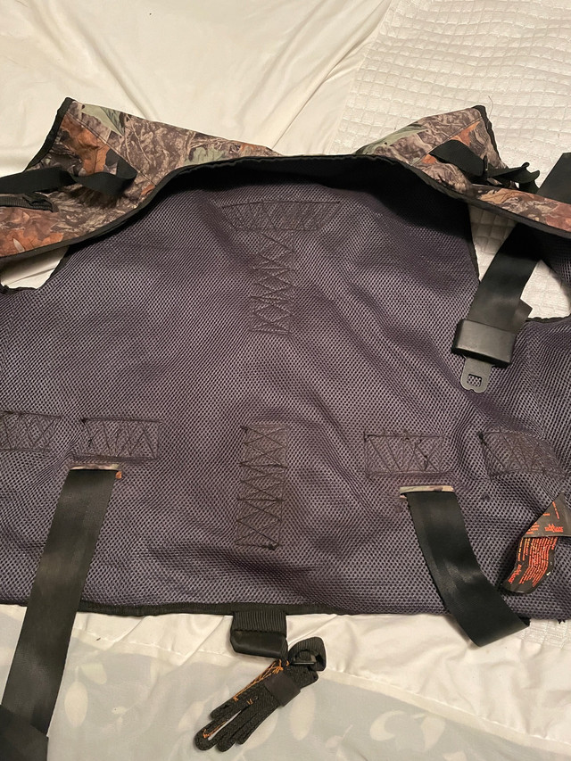 Hunting vest in Arts & Collectibles in St. Albert - Image 2