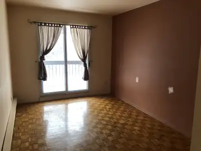 Rosemère grand 3 1/2 ensoleillé propre avec les caractéristiques suivantes: - Planché bois franc. -...