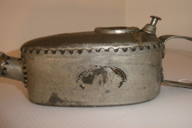 Can d'huile K avec pompe et bec made in England3 x3 x 6 pouces dans Art et objets de collection  à Laurentides - Image 2