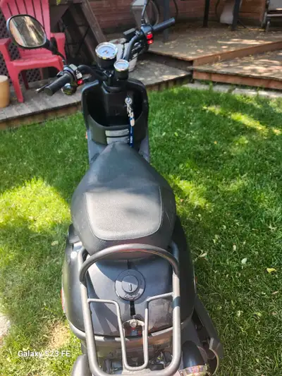 Scooter 2023 avec garantie prolongée. Toujours entreposer endroit chauffer.