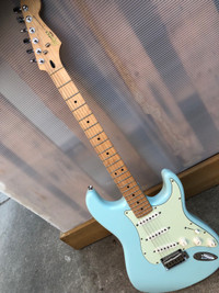 Squier Deluxe Strat - Daphne Blue, upgraded p/u