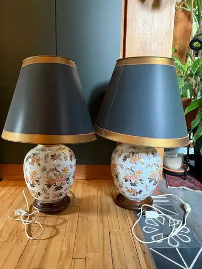 2 Belles lampes européennes de table en porcelaine et bois, View more