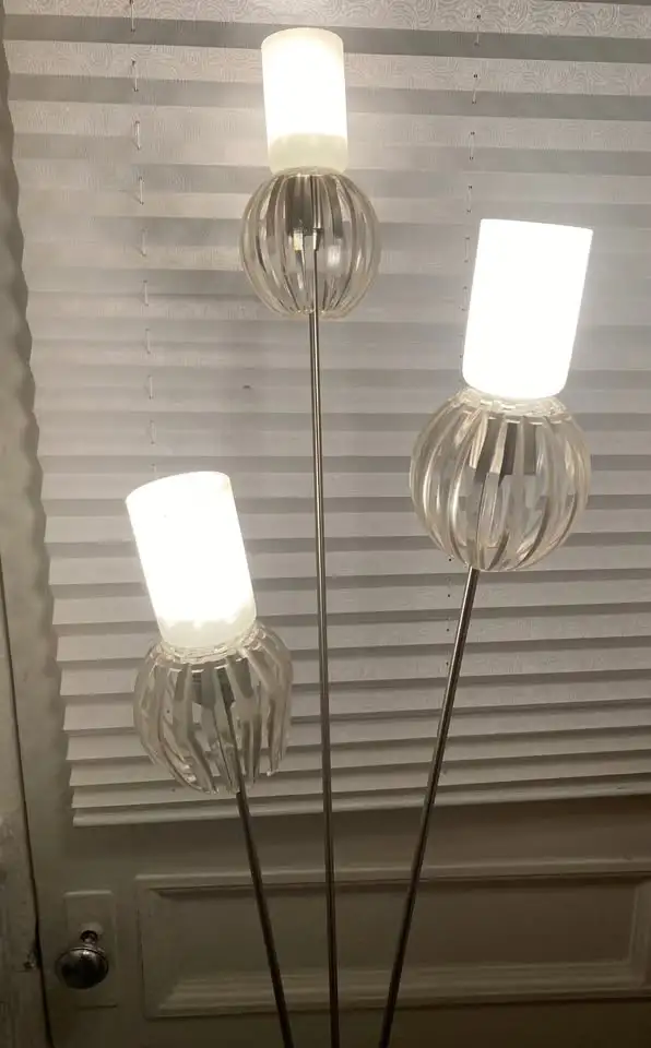 Tall Floor Lamp with Glass and Acrylic /Lucite Lampshades - $110 in Indoor Lighting & Fans in City of Montréal - Image 4