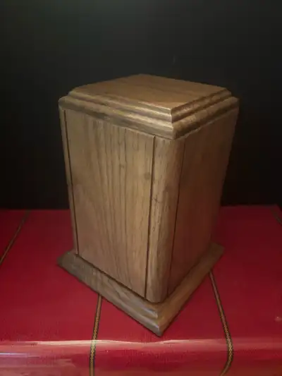 Urne funéraire en bois, View more