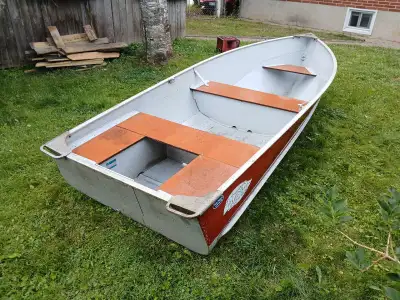 12 ft Lund aluminum fishing boat. Excellent overall clean original condition with no dents, damage o...