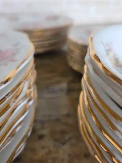 Made in London England High-quality, elegant floral Howard Sprays Design Scalloped, Embossed, Floral...