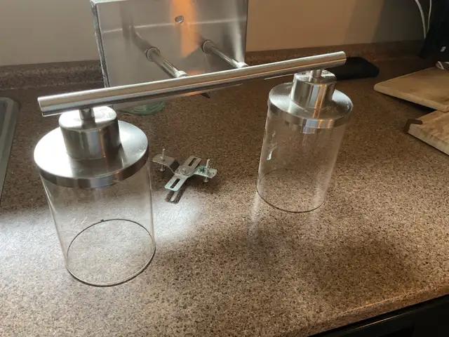 Bathroom vanity light fixture in Indoor Lighting & Fans in Ottawa - Image 2