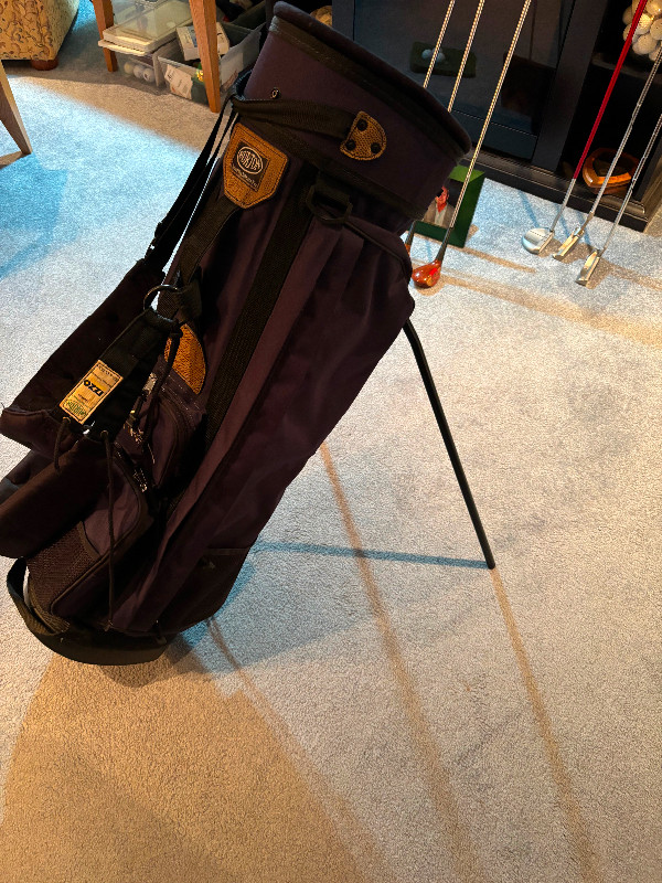 Lightweight Burton Golf bag with shoulder harness and kick stand in Golf in Sault Ste. Marie - Image 2