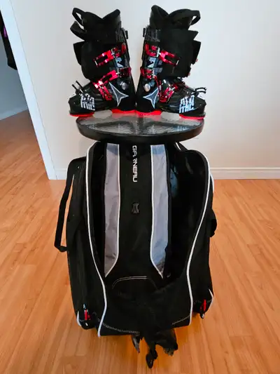 Bottes grandeur 9 et casque de ski le sac est inclus de très bonne qualité très peu utilisée. Pour p...