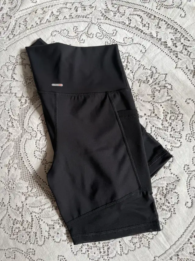 Aerie Woman’s High-Waisted Shorts (M) In excellent condition!! in Women's - Bottoms in City of Toronto - Image 2