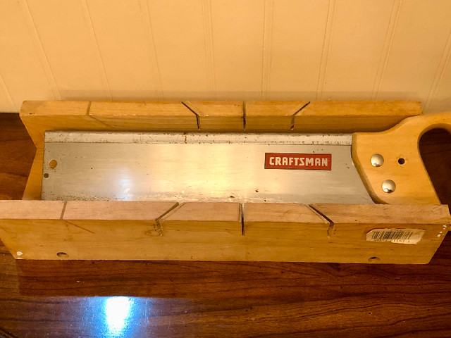 Vintage solid wood miter box with Craftsman hand saw dans Outils à main  à Ville de Montréal - Image 3