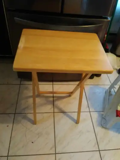 TABLE PLIANTE EN BOIS VERNIE  EN BONNE CONDITION  15$, View more