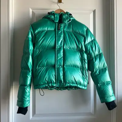 Aritzia TNA super puff shorty emerald limited edit, View more