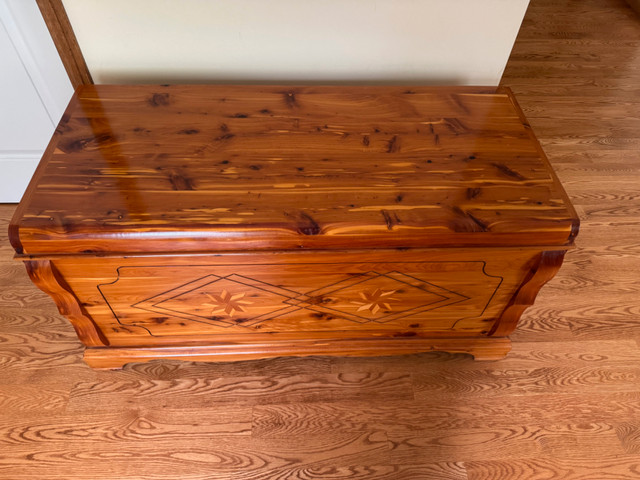 Vintage Cedar Chest in Dressers & Wardrobes in Markham / York Region - Image 3