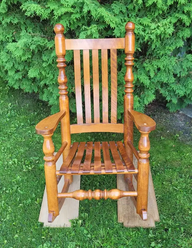 Wood Slat Rocking Chair in Chairs & Recliners in Winnipeg - Image 2