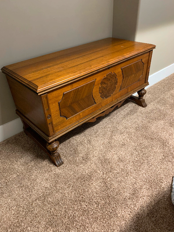 Cedar chest, antique solid wood. in Dressers & Wardrobes in Grand Bend - Image 2