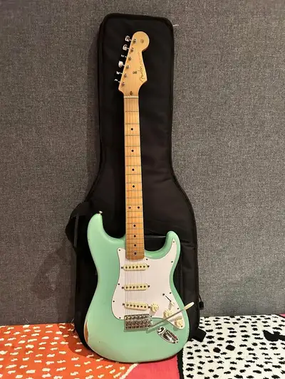 Bonjour, Je mets en vente ma Fender Vintera Road Worn ’50s Stratocaster en finition Surf Green (Mexi...