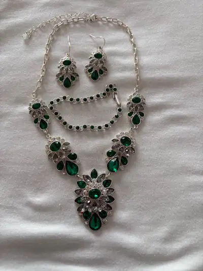 Beautiful 3 piece Necklace set for sale Must be seen!, View more