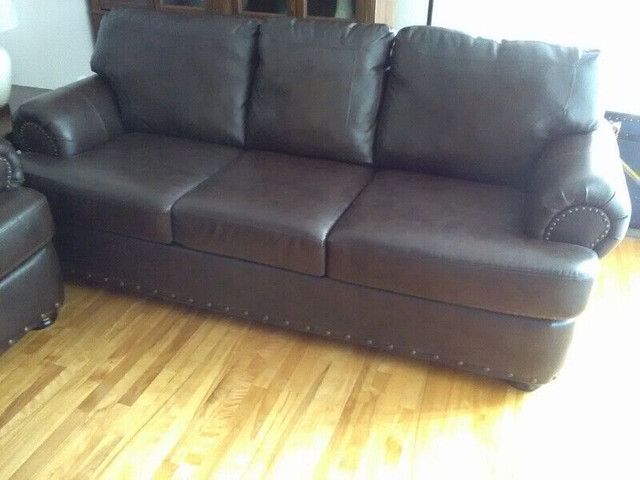 2 Matching Brown Bonded Leather Sofa/Couch dans Sofas et futons  à Ville de Montréal - Image 2