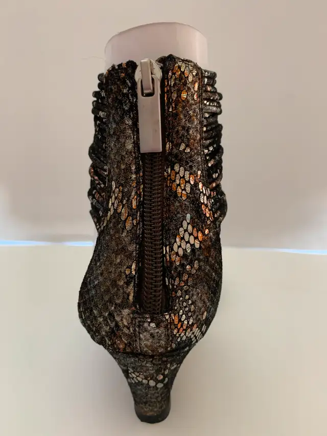 Fashionable  Italian Wedge Sandals in Women's - Shoes in Gatineau - Image 5