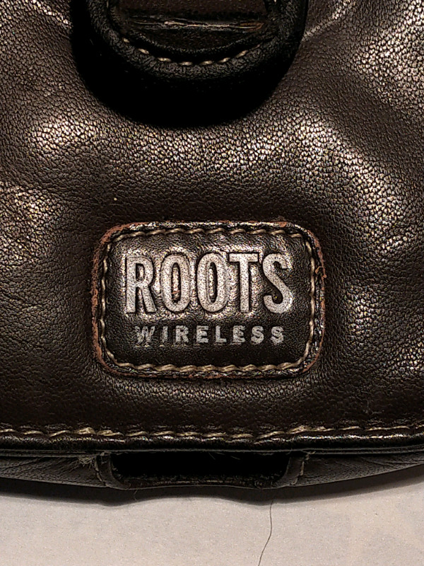 ROOTS Leather Case (for cell ph. or gps) in Cell Phone Accessories in Woodstock - Image 3
