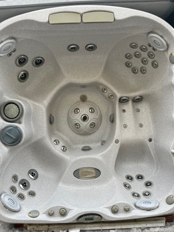 2008 Jacuzzi J480 Hot Tub in Good Condition - Top Of The Line in Hot Tubs & Pools in Brandon
