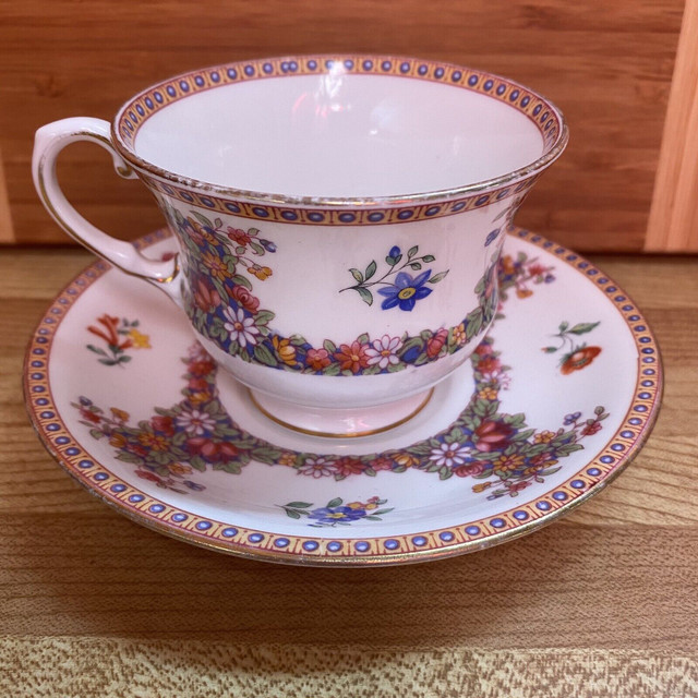 Vintage Aynsley Fine China Tea Cup & Saucer Set (EUC) in Arts & Collectibles in Winnipeg - Image 2